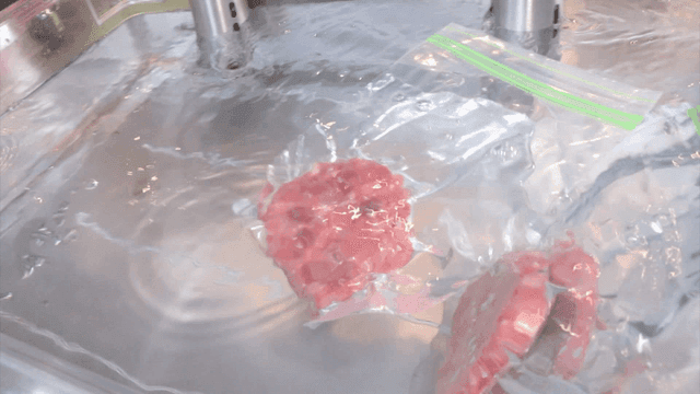 물 속에 넣는 진공포장된 패티