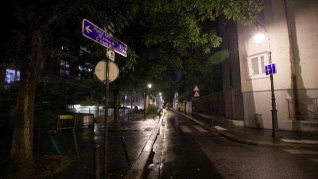 비오는 저녁의 조용한 도시 거리