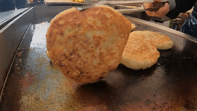 뜨거운 철판에서 부치는 호떡