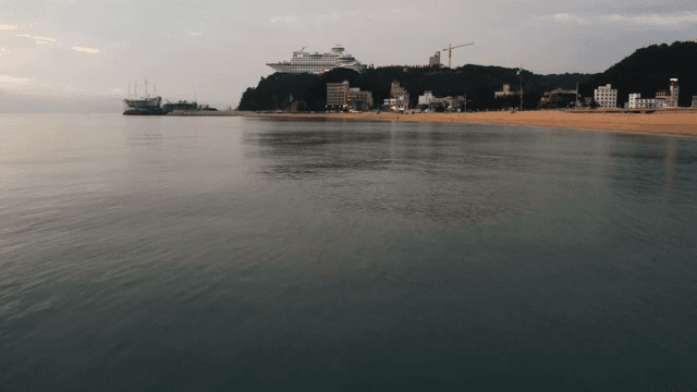 멀리 건물이 보이는 잔잔한 바다