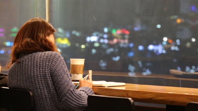 카페에서 혼자 시간을 즐기는 여성