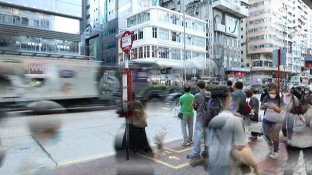 보행자들이 다니는 분주한 도시 거리