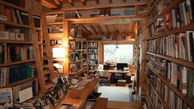 책으로 가득한 아늑한 서재