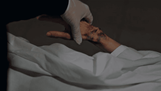 멍든 손목을 검사하는 장갑 낀 손