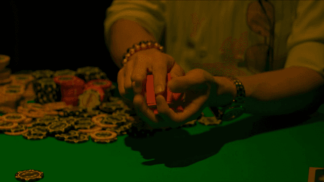 테이블에서 화투를 섞는 사람