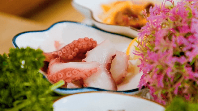 접시에 담긴 문어숙회