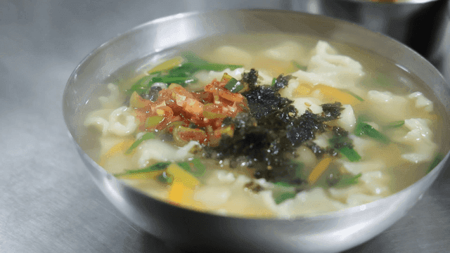 Bowl of hot sujebi topped with garnish