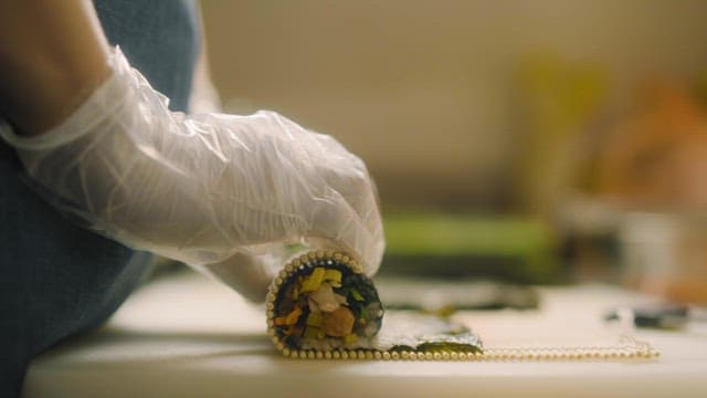 속재료를 가득 넣은 김밥 말기