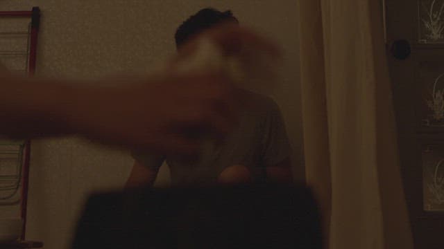 흐릿한 조명 아래서 담배를 부러뜨려 버리는 사람