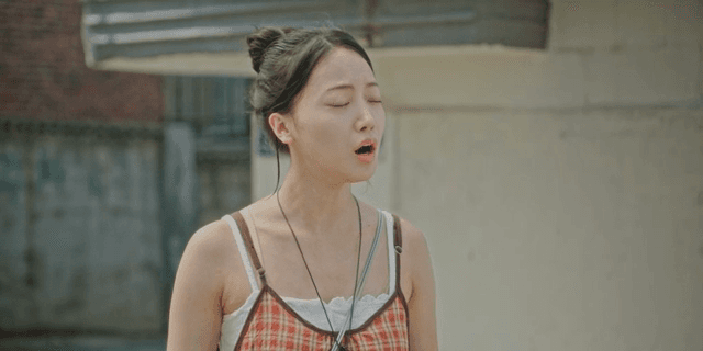 당황한 표정의 거리 위 여성