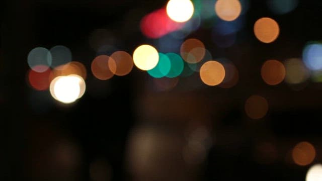 밤에 흐릿한 도시의 불빛