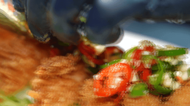 다채로운 고추 고명이 얹어진 바삭한 유린복 튀김