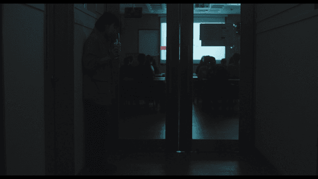 어두운 교실 밖에서 혈액팩의 피를 마시다가 뿜어내는 여성