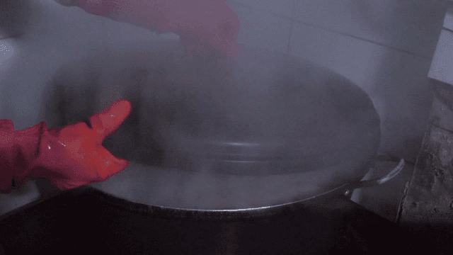 고기가 끓고 있는 큰 냄비