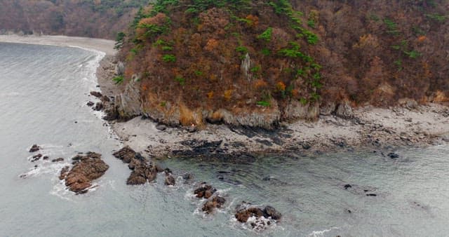 맑은 바닷물이 밀려오는 외딴 해안선