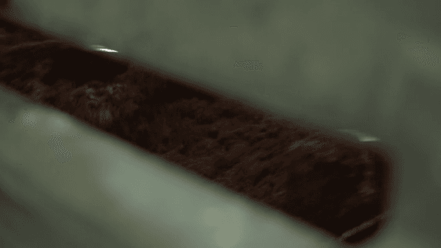 기계에서 처리되는 흙