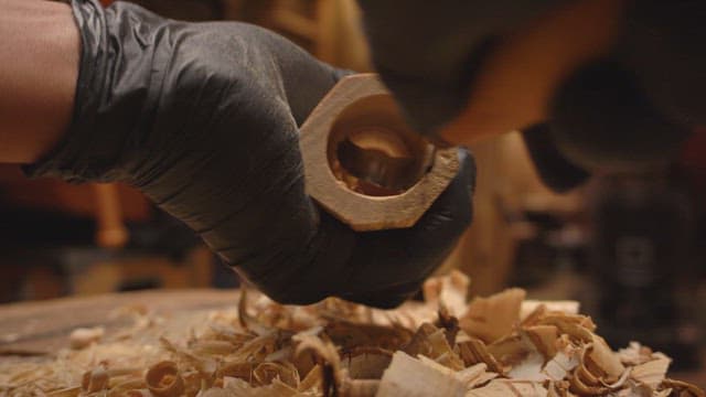 정밀 도구로 나무 조각하기