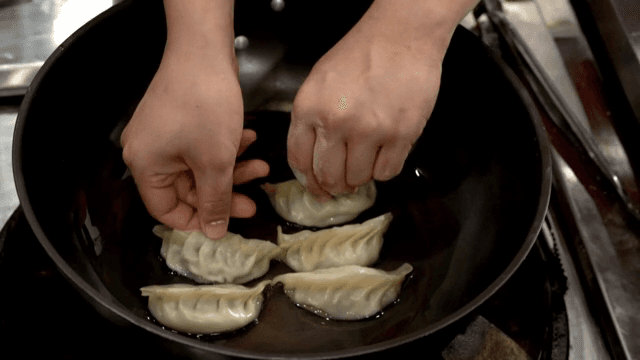 프라이팬에 만두를 놓는 장면