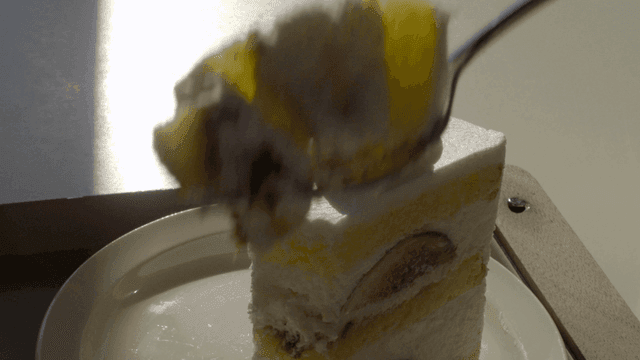 접시에 올려진 무화과 케이크 조각