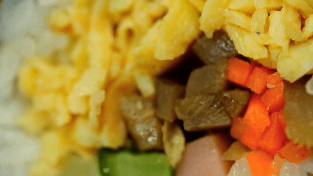 다양한 재료가 들어가있는 김밥