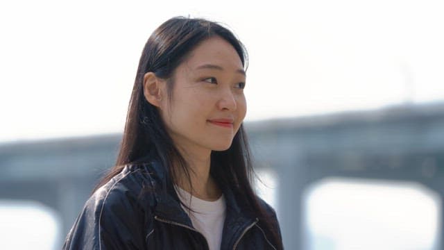 야외에서 음악을 즐기는 여성