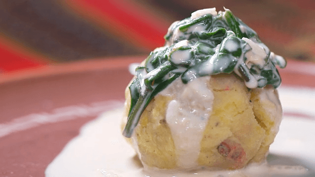 감자 요리에 크림 소스가 뿌려진 모습