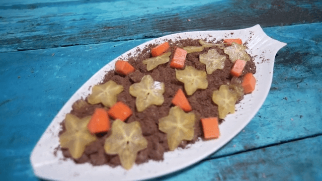 과일로 장식된 카카오 크림 디저트