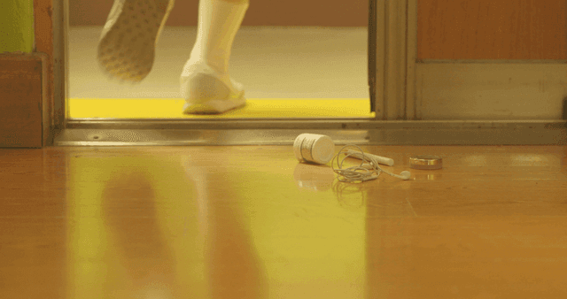 교실에 떨어져 있는 물건들과 밖을 뛰쳐나가는 학생들