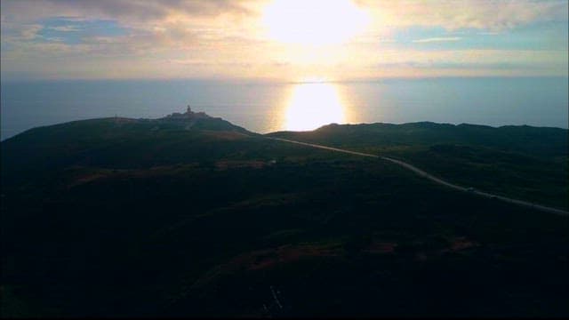 등대가 있는 고요한 해안 풍경