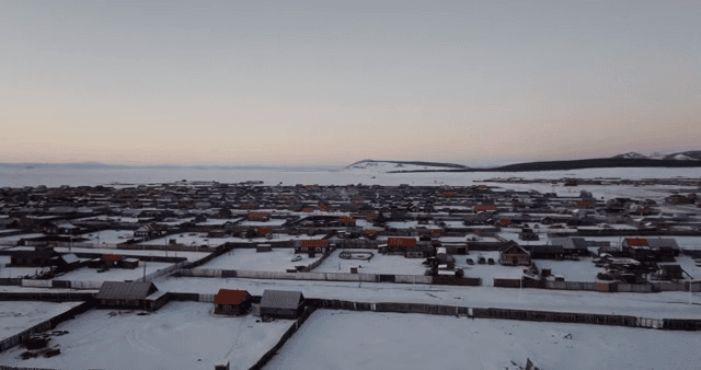 일출 시 눈 덮인 마을