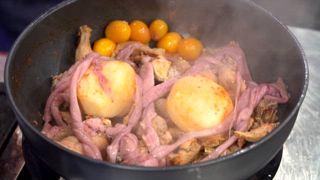 Spicy braised chicken with chicken eggs and ootheca