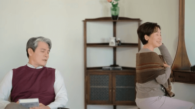 실내에서 대화하는 노부부