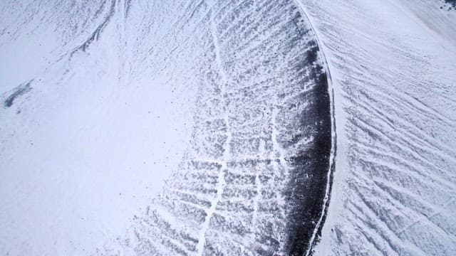 겨울의 눈 덮인 화산 분화구