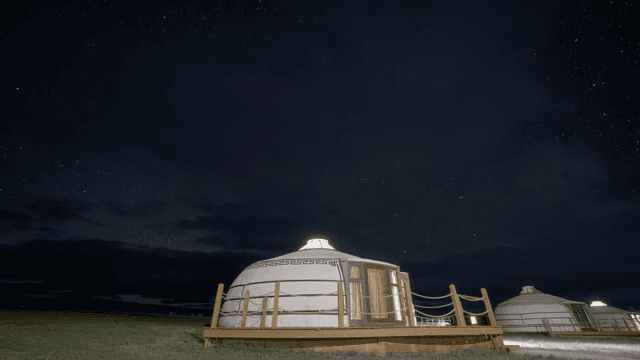 전통 유르트 위의 밤하늘