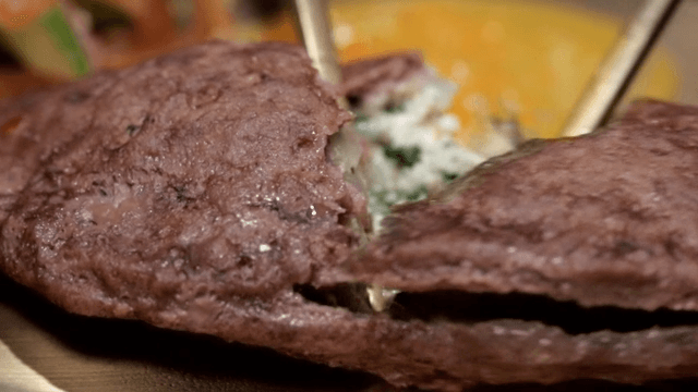 먹음직스럽게 구워진 육만두를 젓가락으로 가르는 모습