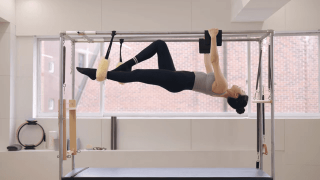 캐딜락에서 운동하는 여성