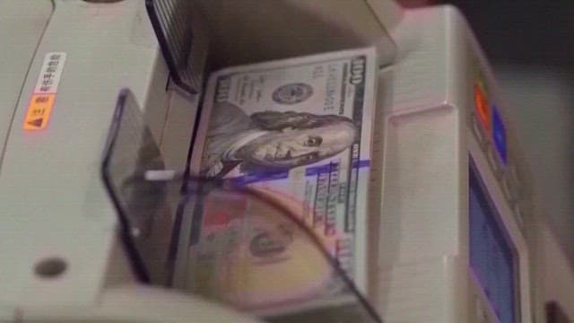 은행의 지폐계수기로 세는 미국 달러화