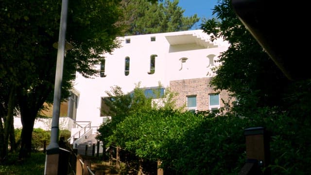 푸른 나무로 둘러싸인 현대적인 건물