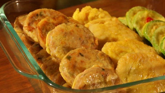 유리 그릇에 담긴 다양한 한국의 명절 반찬