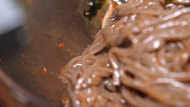 김과 채소를 곁들인 메밀 막국수