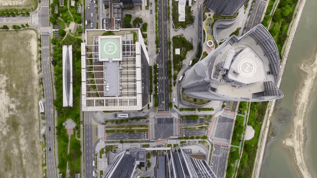 고층 건물과 도로가 있는 현대 도시 풍경