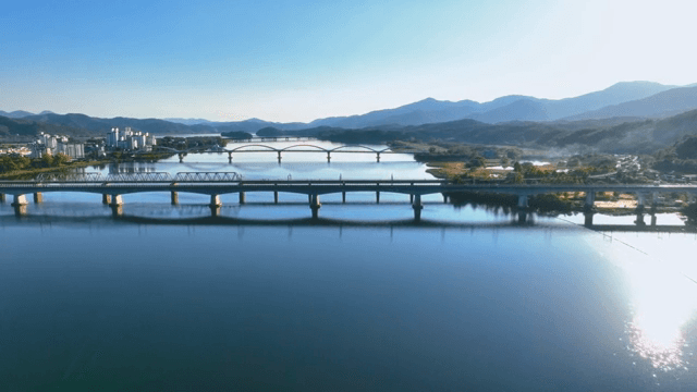 다리와 산이 있는 고요한 호수