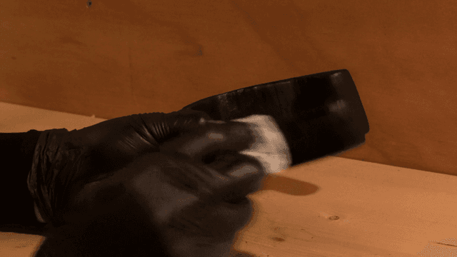 나무 조각품을 천으로 연마하는 모습