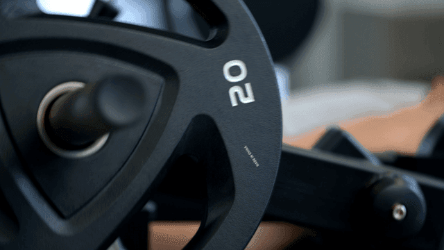 헬스장에 있는 레그 익스텐션 중량 장비