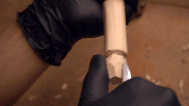 정교하게 나무를 조각하는 모습