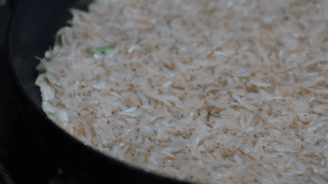 팬에서 요리되는 새우전