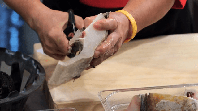 나무 도마 위에서 대구 준비