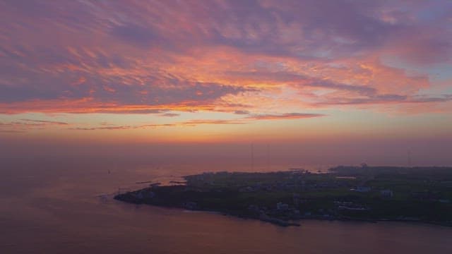 일몰의 고요한 해안 풍경