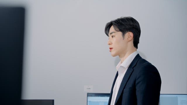 부하직원을 혼내는 화난 남성