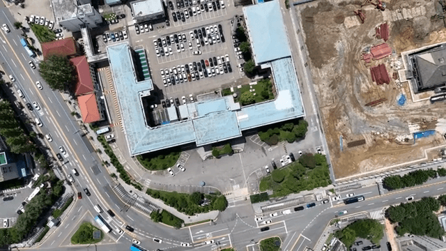 도시 교차로와 건물의 항공 뷰